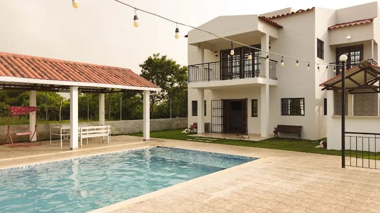 Zona de piscina y jardín de la Cabaña Belén